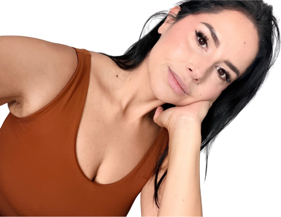 Dra. Amanda Perez resting her chin on her hand